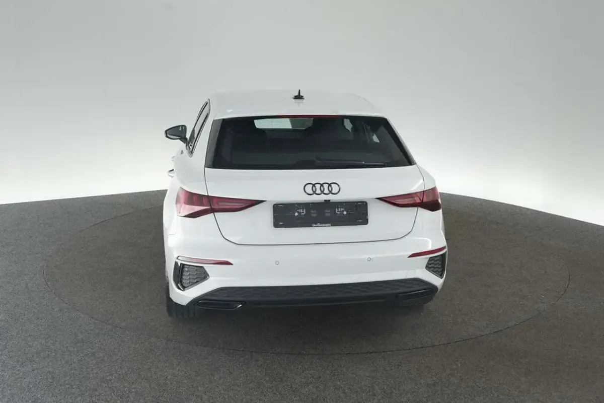 Gebraucht Audi A3 S-Line 150 PS (110 kW) 2024 Gletscherweiß metallic Limousine