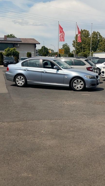 Blau Gebraucht 2010 BMW 318 Limousine | 8.000 € (Fairer Preis) - Bild 1/4