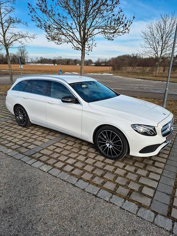Weiß Gebraucht 2017 Mercedes E220 Avantgarde Kombi | 25.500 € (Fairer Preis) - Bild 1/4