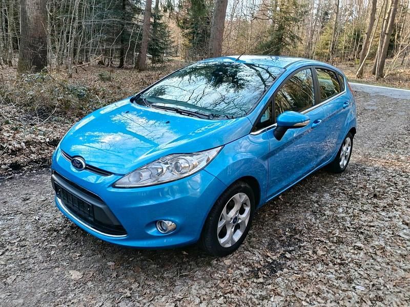 Gebraucht Ford Fiesta 97 PS (71 kW) 2011 Blau Kleinwagen