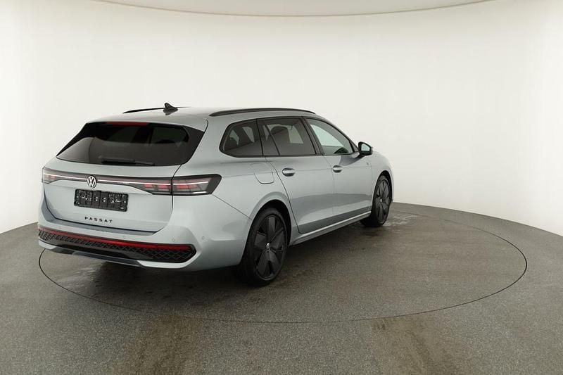 Gebraucht VW Passat R-line 193 PS (141 kW) 2026 Oyster silver metallic Kombi