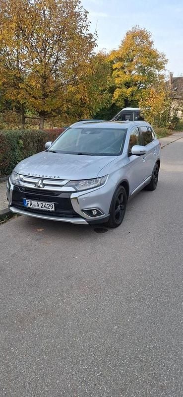Grau Gebraucht 2017 Mitsubishi Outlander SUV | 14.500 € (Superpreis) - Bild 1/4