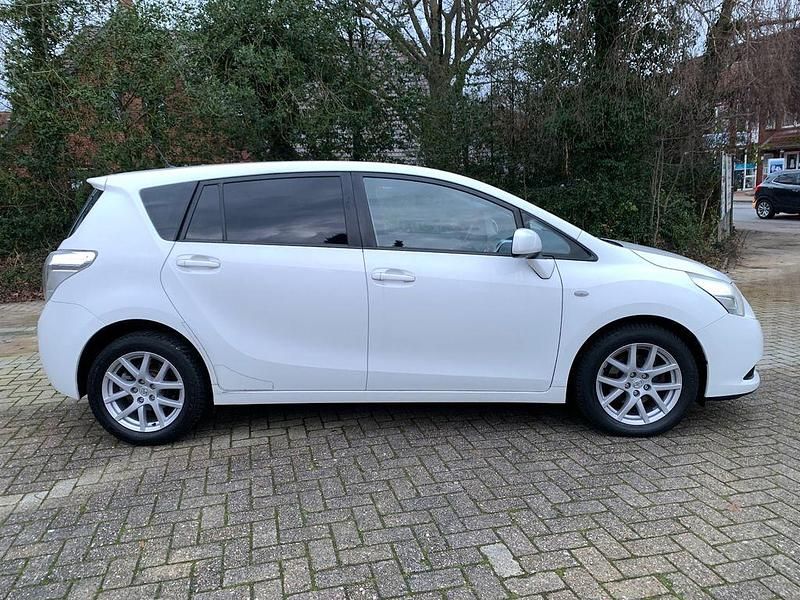 Gebraucht Toyota Verso 132 PS (97 kW) 2013 Weiß Van / Kleinbus