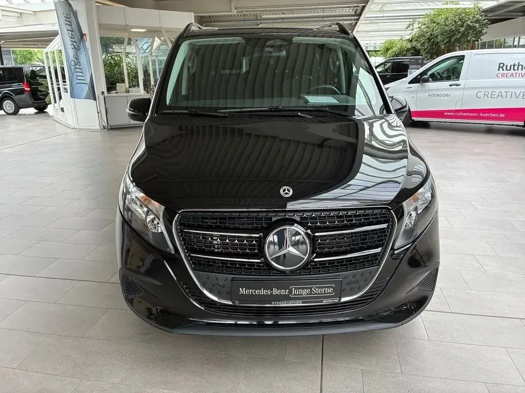 Gebraucht Mercedes V220 163 PS (119 kW) 2025 Obsidianschwarz metallic Van / Kleinbus