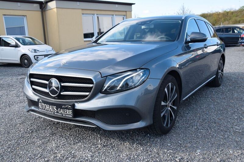 Grau Gebraucht 2019 Mercedes E300 Sport Limousine | 20.988 € (Superpreis) - Bild 1/4