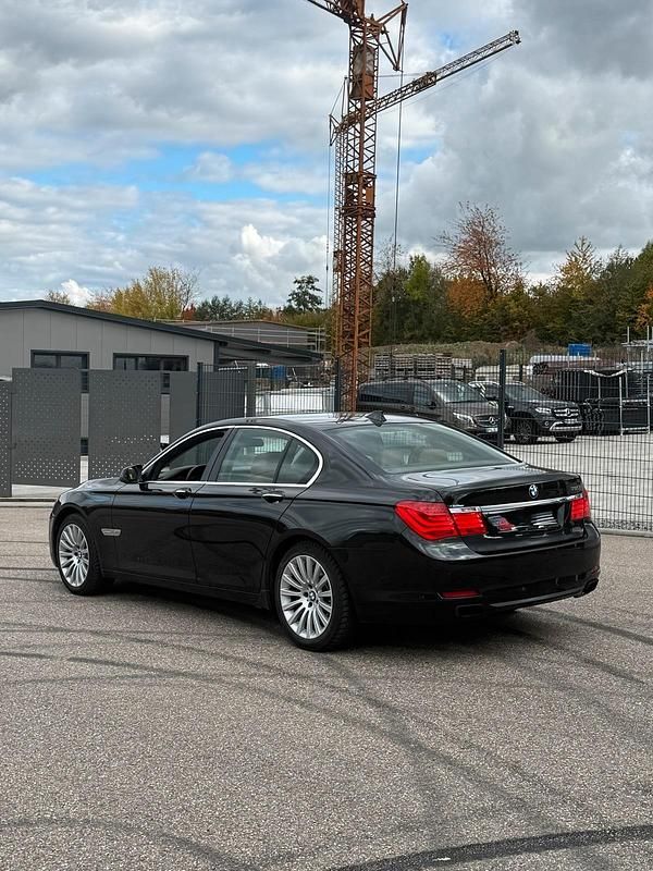 Schwarz Gebraucht 2010 BMW 750 Limousine | 12.500 € (Fairer Preis) - Bild 1/4