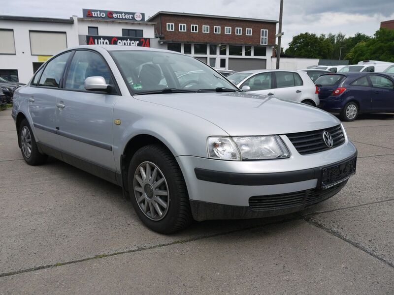 Second-hand VW Passat 101 CP (74 kW) 1999 Argintiu Berlinǎ