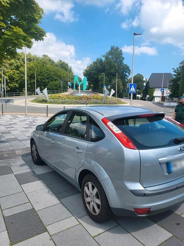 Grau Gebraucht 2005 Ford Focus Limousine | 2.200 € (Fairer Preis) - Bild 1/4