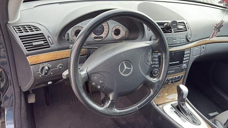 Gebraucht Mercedes E220 Avantgarde 150 PS (110 kW) 2005 Blau Limousine