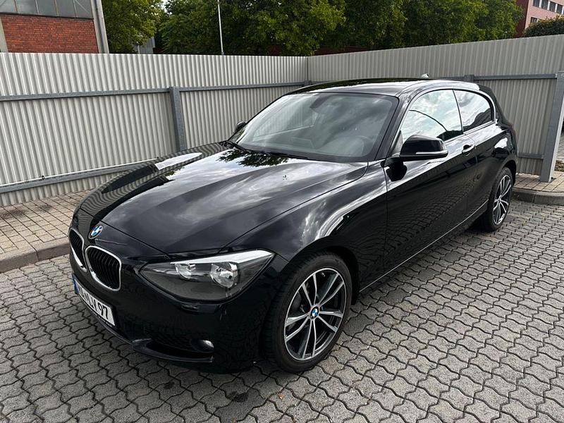 Schwarz Gebraucht 2012 BMW 116 Sport Line Kleinwagen | 7.499 € (Fairer Preis) - Bild 1/4