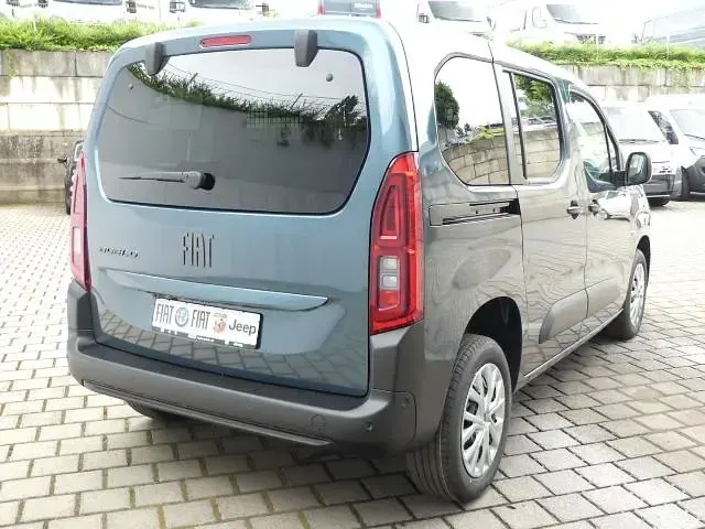 Neu Fiat Doblò Comfort 131 PS (96 kW) 2026 Libeccio blau metallic Van / Kleinbus
