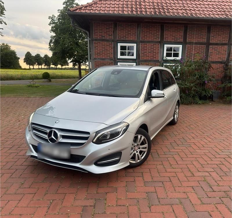 Silber Gebraucht 2016 Mercedes 200 Van / Kleinbus | 11.000 € (Guter Preis) - Bild 1/4