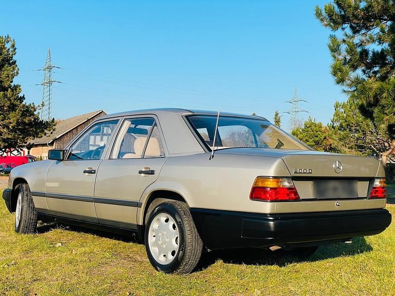 Gebraucht Mercedes 200 75 PS (55 kW) 1988 Gold Limousine