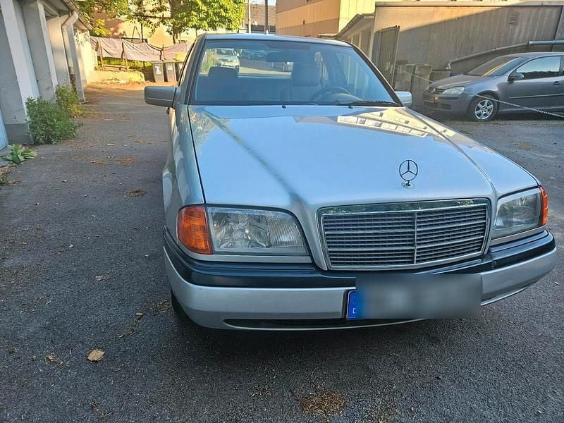 Silber Gebraucht 1993 Mercedes 200 Limousine | 9.500 € - Bild 1/4