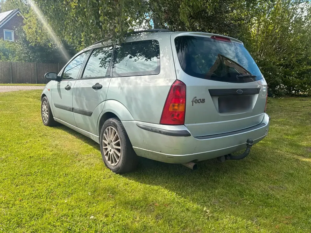 Usado Ford Focus 101 CV (74 kW) 2004 Plateado Familiar