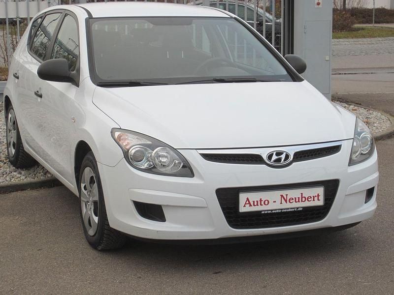 Weiß Gebraucht 2010 Hyundai i30 Classic Limousine | 4.250 € (Fairer Preis) - Bild 1/4