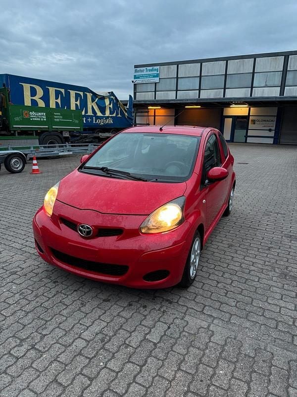 Rot Gebraucht 2011 Toyota Aygo Kleinwagen | 2.500 € (Fairer Preis) - Bild 1/4