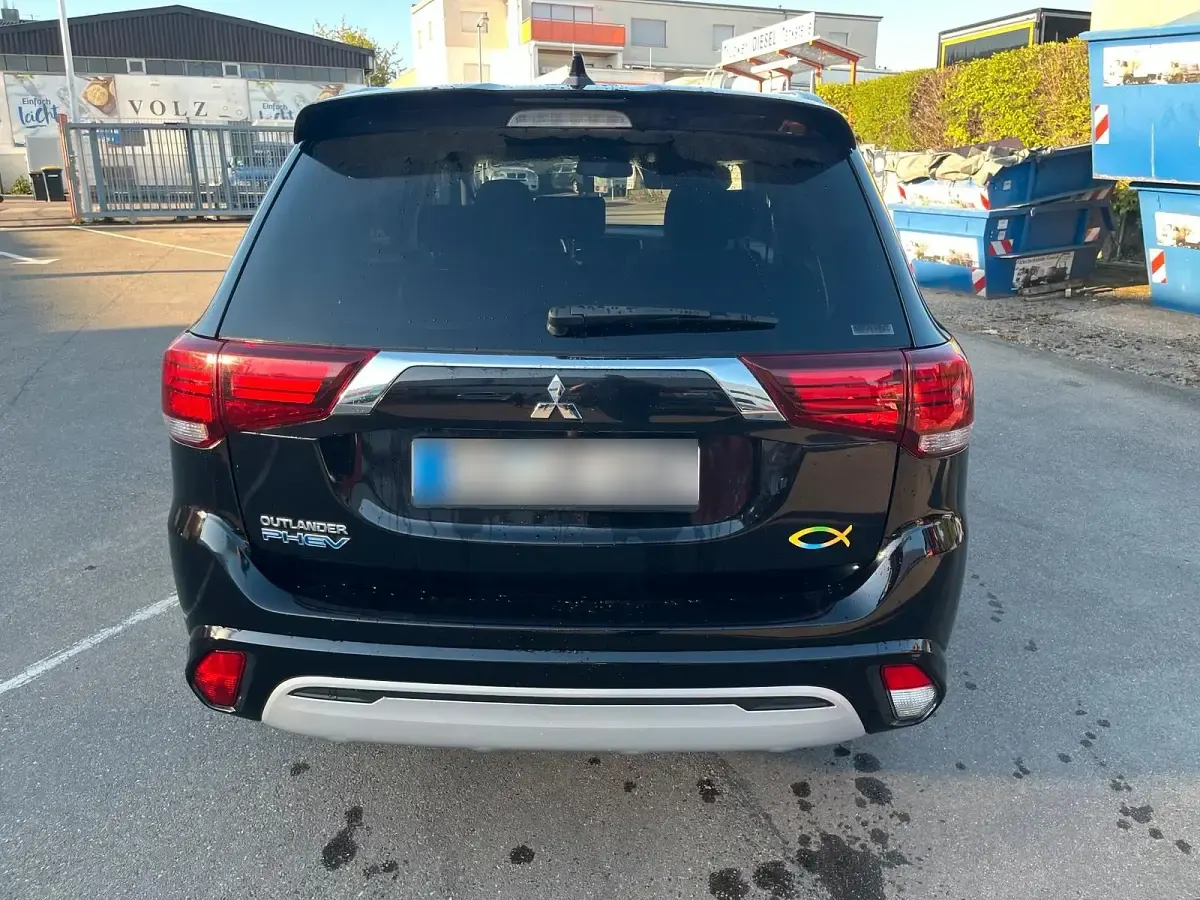 Używany Mitsubishi Outlander 224 KM (164 kW) 2021 Czarny SUV