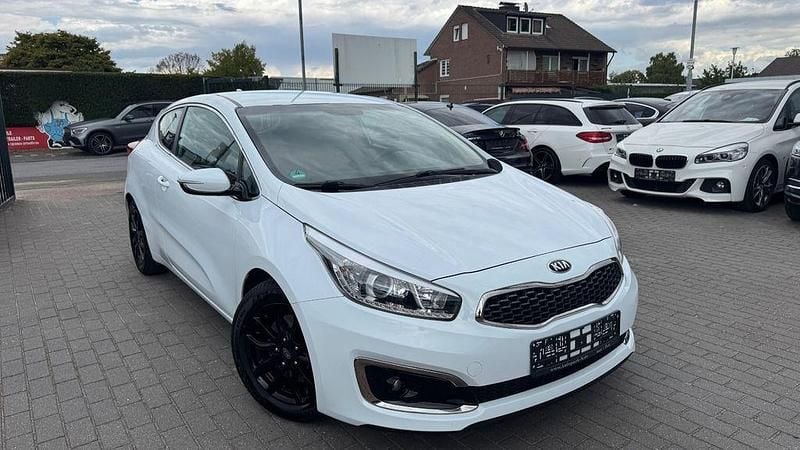 Gebraucht Kia ProCeed 135 PS (99 kW) 2017 Casa white Limousine