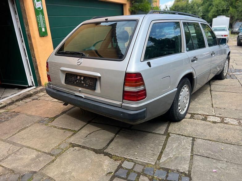 Second-hand Mercedes E250 113 CP (83 kW) 1992 Argintiu Break