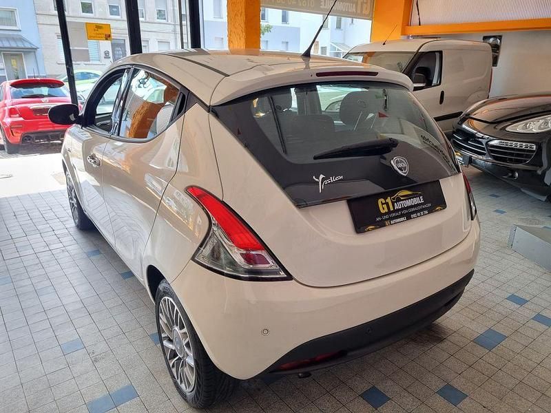 Gebraucht Lancia Ypsilon 95 PS (69 kW) 2012 Weiß Kleinwagen