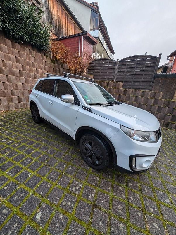 Weiß Gebraucht 2016 Suzuki Vitara SUV | 11.800 € (Fairer Preis) - Bild 1/4