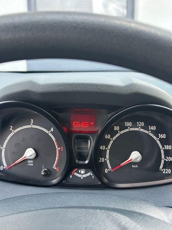 Gebraucht Ford Fiesta Trend 70 PS (51 kW) 2011 Weiß Kleinwagen