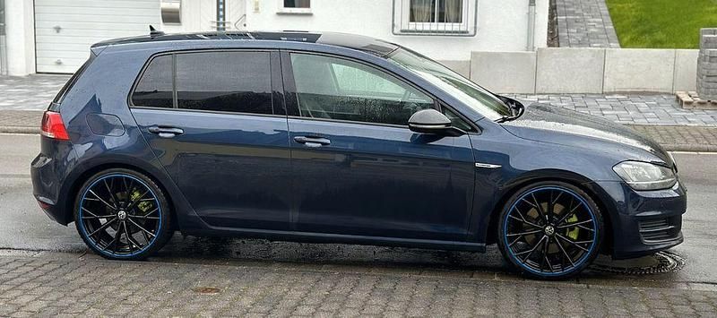 Blau Gebraucht 2014 VW Golf Limousine | 11.200 € - Bild 1/4