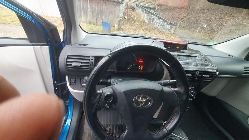 Gebraucht Toyota iQ Basis 68 PS (50 kW) 2011 Blau Kleinwagen