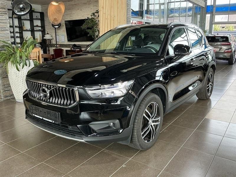 Schwarz black solid stone / solid (metallic) Gebraucht 2021 Volvo XC40 Inscription SUV | 28.440 € (Guter Preis) - Bild 1/4