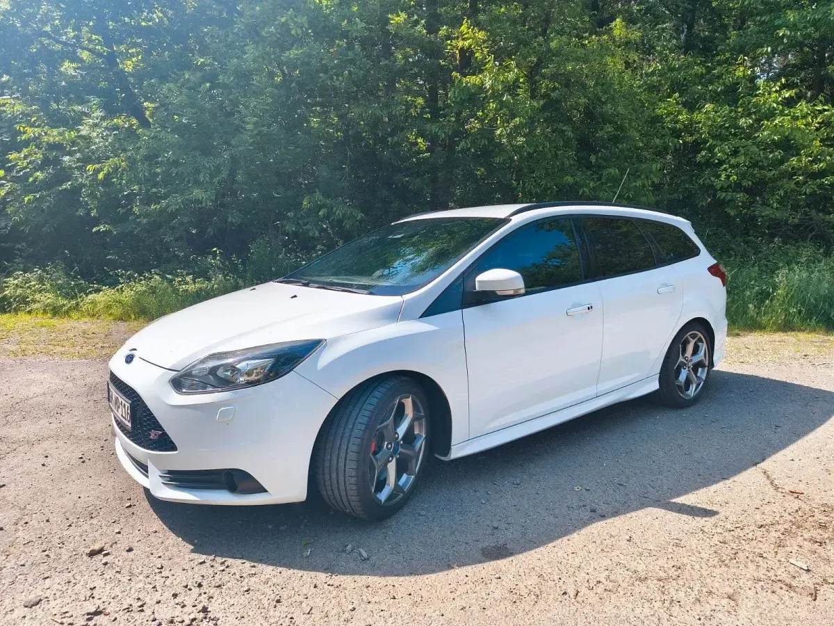 Gebraucht Ford Focus ST 250 PS (183 kW) 2014 Weiß Kombi