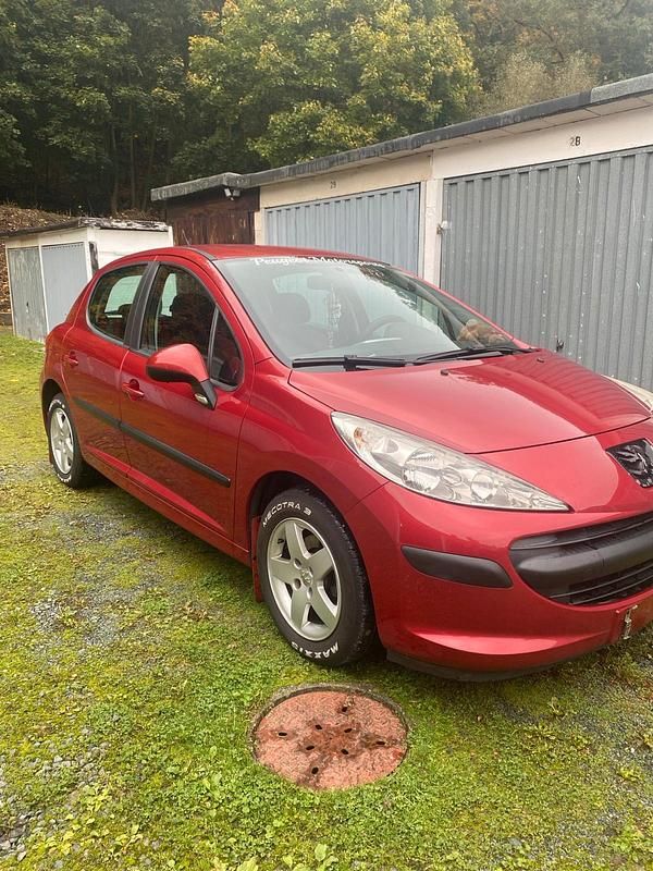 Rot Gebraucht 2006 Peugeot 207 Limousine | 1.600 € (Fairer Preis) - Bild 1/4