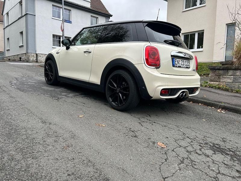 Weiß Gebraucht 2017 Mini Cooper S Kleinwagen | 16.690 € (Fairer Preis) - Bild 1/4