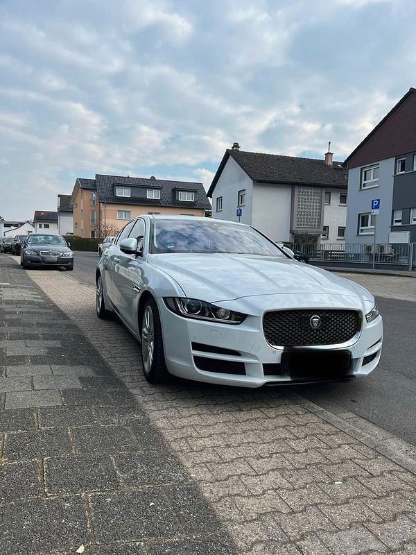 Gebraucht Jaguar XE 179 PS (131 kW) 2016 Weiß Limousine