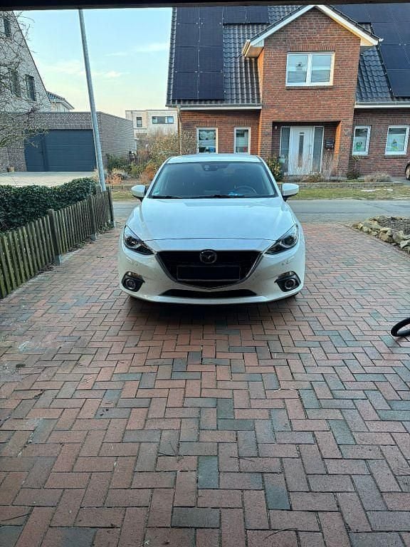 Weiß Gebraucht 2015 Mazda 3 Sports-Line Limousine | 9.850 € (Guter Preis) - Bild 1/4