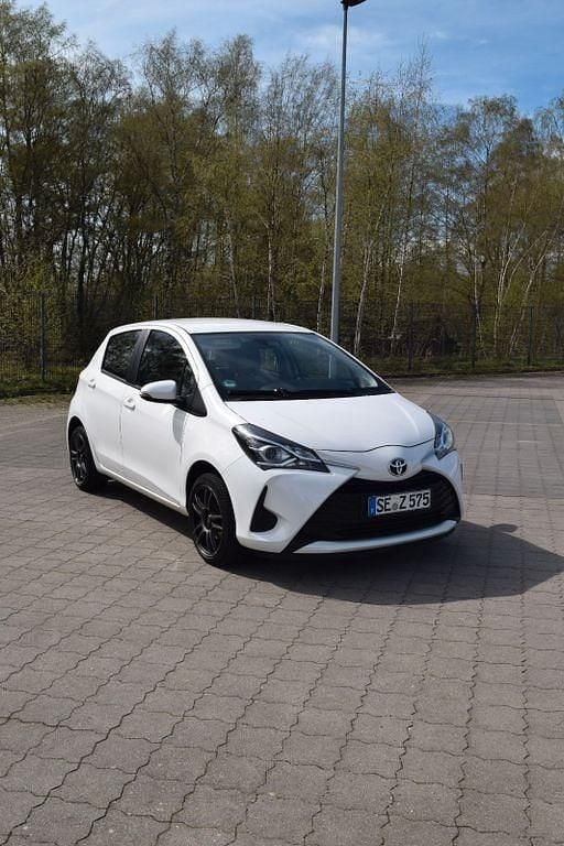 Weiß Gebraucht 2019 Toyota Yaris Comfort Limousine | 11.500 € (Guter Preis) - Bild 1/4