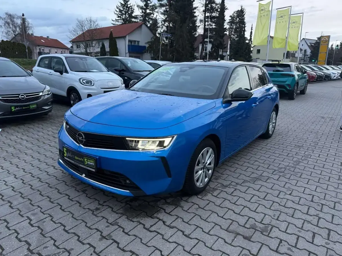 Używany Opel Astra Elegance 131 KM (96 kW) 2023 Niebieski Sedan/Limuzyna