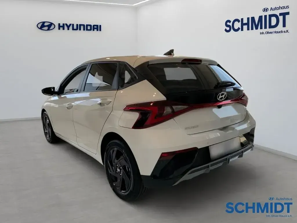 Neu Hyundai i20 Blackline 90 PS (66 kW) 2026 Weiss Kleinwagen
