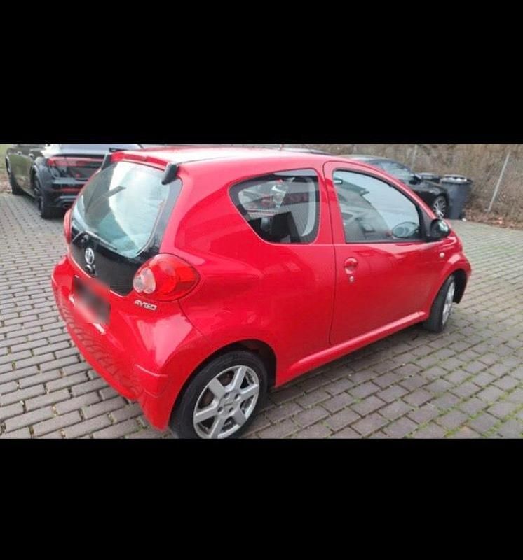 Gebraucht Toyota Aygo 70 PS (51 kW) 2006 Rot Kleinwagen