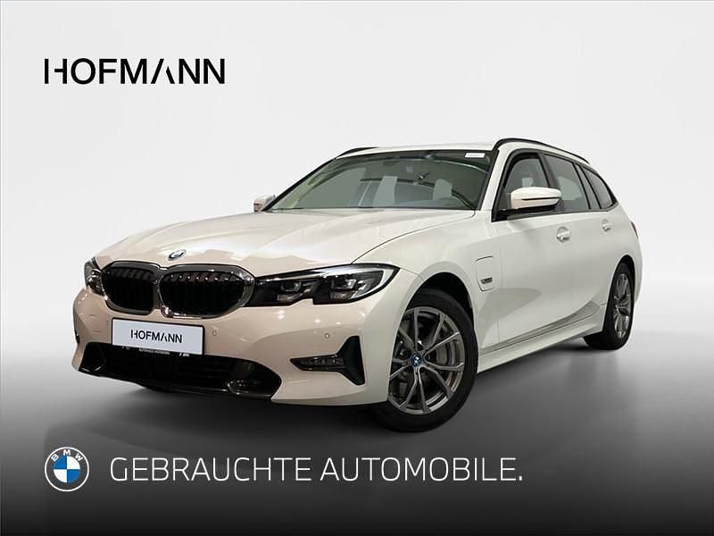Alpinweiß uni Gebraucht 2021 BMW 330e Sport Line Kombi | 28.890 € (Fairer Preis) - Bild 1/3