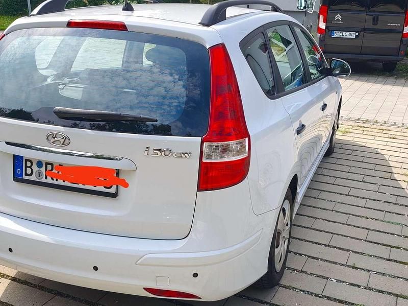 Weiß Gebraucht 2011 Hyundai i30 Classic Kombi | 4.000 € (Fairer Preis) - Bild 1/4