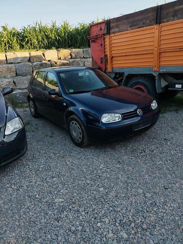 Blau Gebraucht 2001 VW Golf IV Kleinwagen | 500 € (Superpreis) - Bild 1/4