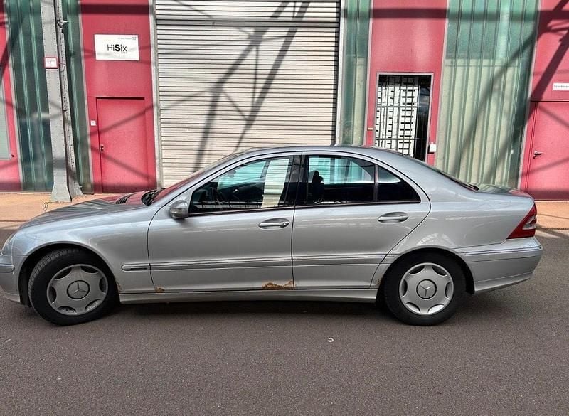 Second-hand Mercedes C200 163 CP (119 kW) 2002 Argintiu Berlinǎ
