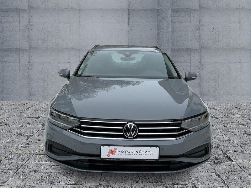 Gebraucht VW Passat Basis 150 PS (110 kW) 2023 Grau Kombi
