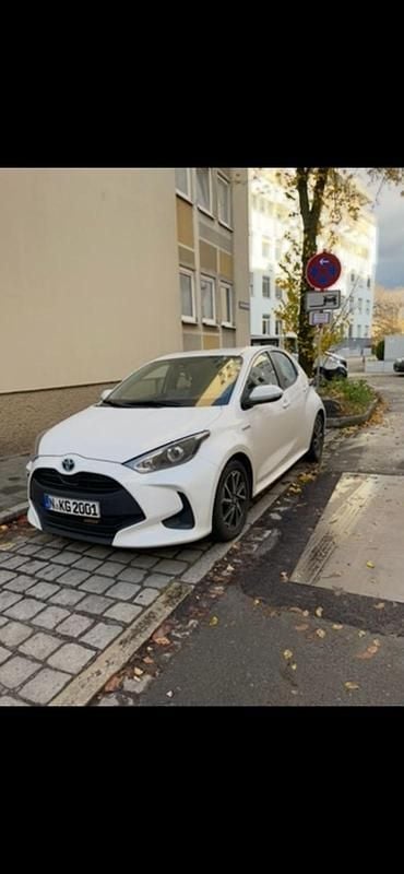Weiß Gebraucht 2020 Toyota Yaris Hybrid Kleinwagen | 14.890 € (Guter Preis) - Bild 1/4