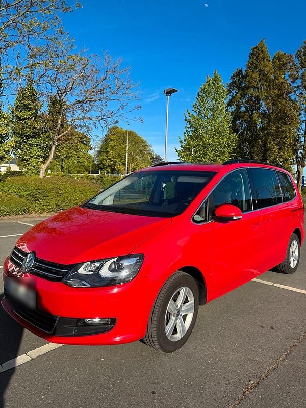 Second-hand VW Sharan 140 CP (102 kW) 2014 Roșu Monovolum