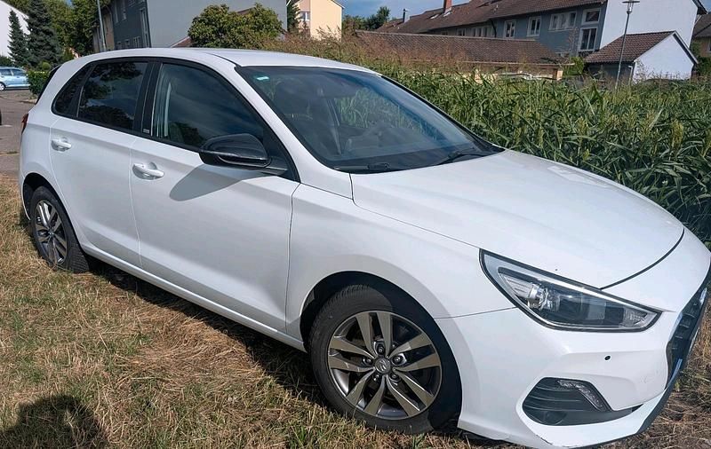 Weiß Gebraucht 2019 Hyundai i30 Limousine | 12.500 € (Fairer Preis) - Bild 1/4