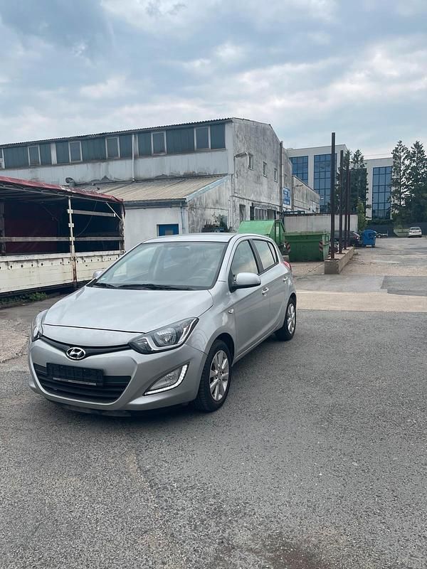 Andere farben Gebraucht 2014 Hyundai i20 Limousine | 4.450 € (Superpreis) - Bild 1/4