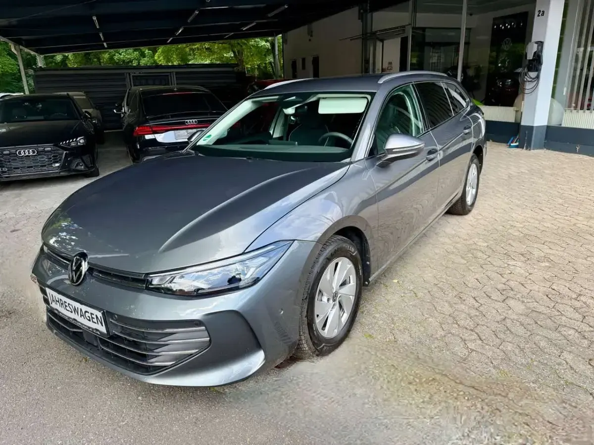 Gebraucht VW Passat 150 PS (110 kW) 2024 Grau Kombi