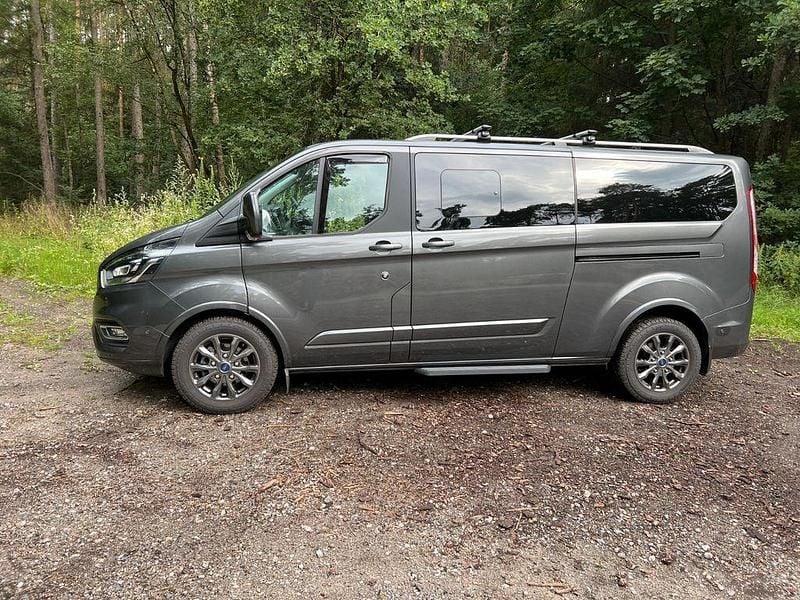 Grau Gebraucht 2022 Ford Tourneo Custom Titanium X Van / Kleinbus | 46.000 € (Etwas zu teuer) - Bild 1/4